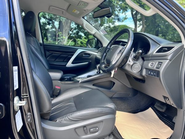 MITSUBISHI PAJERO 2.4GT - Image 9